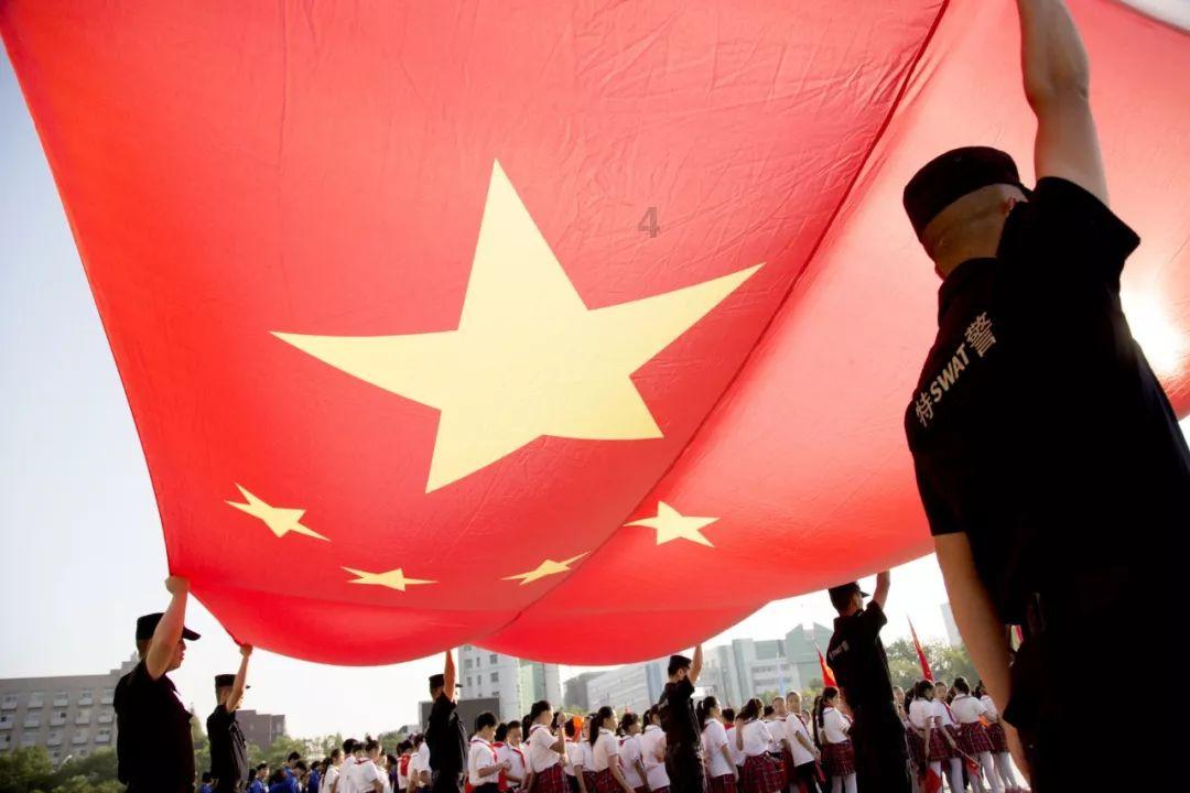 1998年，年轻机长月入过万，因不满分房携妻劫机潜逃，下场如何？