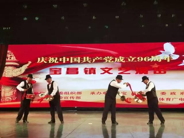 穆帅和罗马球迷亲切合影,并对所有罗马球迷表示“我爱你”